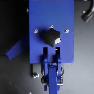 Transferência térmica de design brilhante numa t-shirt branca usando prensa azul