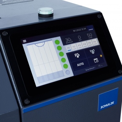 Painel de controlo digital com ecrã táctil e botão verde de máquina SCHULZE