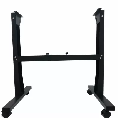 Estrutura metálica preta com rodas sobre fundo branco