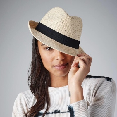 Chapéu de palha bege com fita preta largo à volta