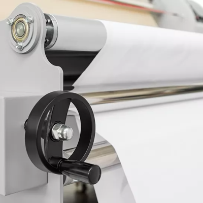 Máquina de laminação com rolos metálicos e manivela preta