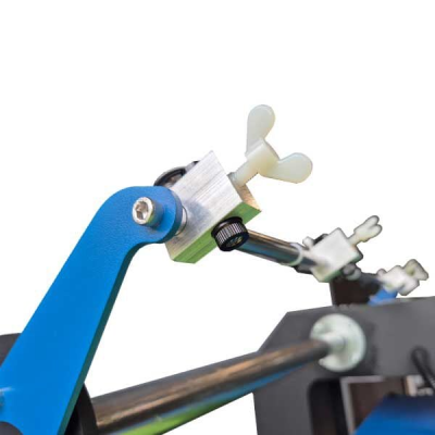 Máquina com estrutura azul e componentes metálicos e plásticos brancos para prender objetos