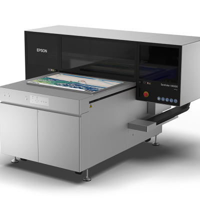 Impressora industrial plana Epson SureColor V4000 cinza e preta em fundo branco