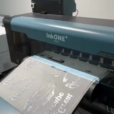 Impressora InkONE SX7 a imprimir em material flexível