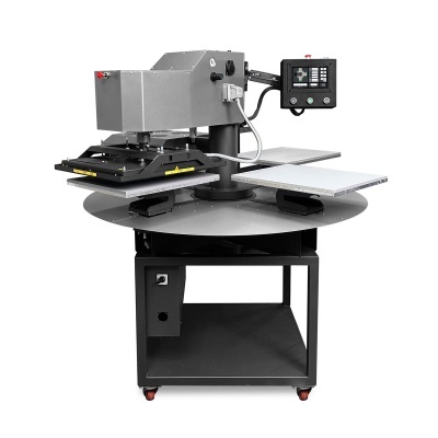 Máquina de tampografia metálica com ecrã tátil e plataformas quadradas.