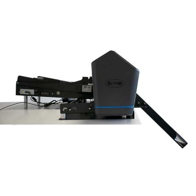 Máquina automática de dobra de papel preta, cinza e azul sobre superfície branca