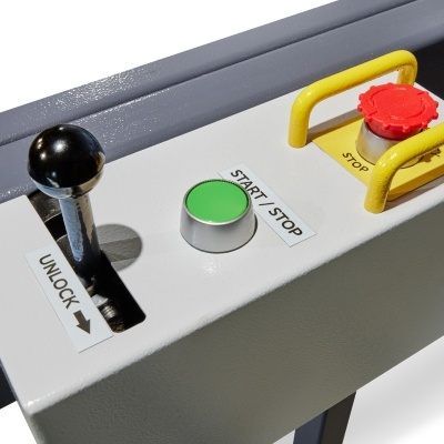 Painel metálico com alavanca, botão verde START STOP e botão vermelho STOP com proteção amarela.