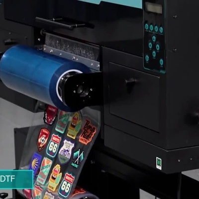 Impressora InkONE a imprimir autocolantes UV-DTF com texto explicativo