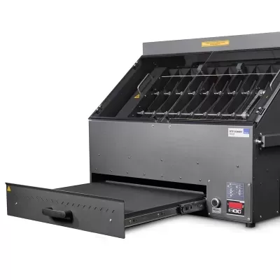 Impressora industrial DTF COMBO 4050 cinzenta com gaveta aberta e painel digital
