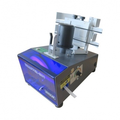 Máquina industrial cinzenta com painel azul translúcido e acessórios brancos