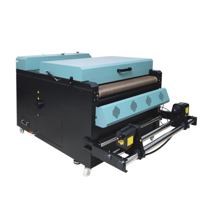 Máquina industrial preta e azul claro com rolos texturizados e rodas