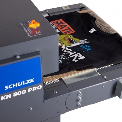 Máquina de impressão SCHULZE KN 800 PRO imprimindo t-shirt preta colorida