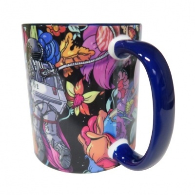 Caneca decorada com astronauta e flores coloridas e pega azul.