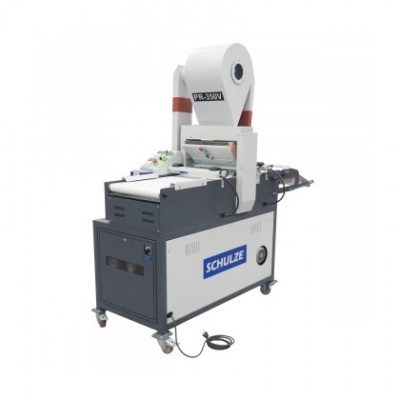 Máquina industrial de embalagem SCHULZE PR-350N cinza e branco com rodas e rolo de filme branco