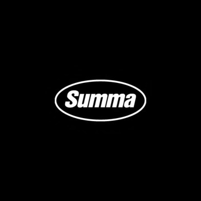 Logótipo Summa branco em fundo preto