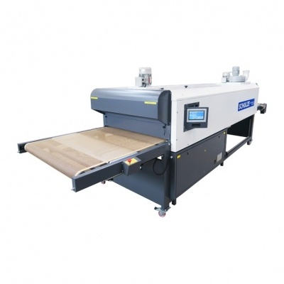 Máquina industrial cinza e branca com painel digital e sistema de transporte de rede beje.