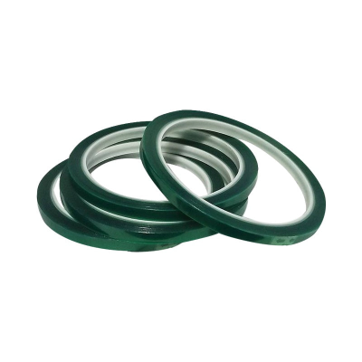 Cinco rolos de fita adesiva fina verde