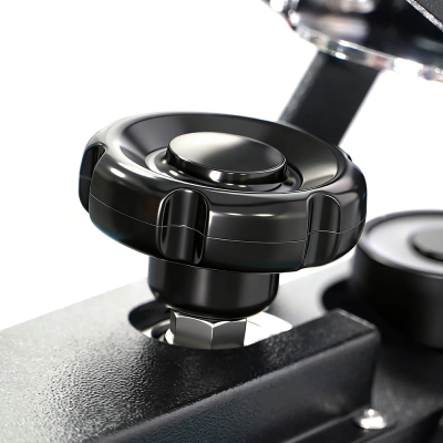 Botão preto de plástico em estrutura metálica cinza escura com textura