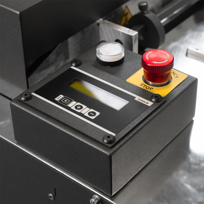 Painel de controle industrial com botão de emergência vermelho e visor digital