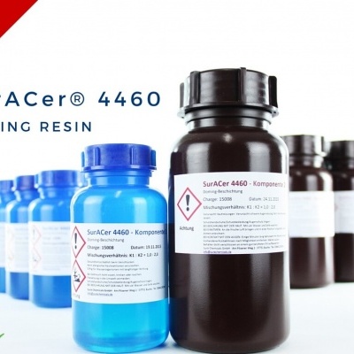 Frascos azuis e pretos com etiquetas de resina SurACer 4460 e texto técnico