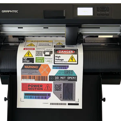 Impressora Graphtec imprimindo autocolantes de aviso coloridos
