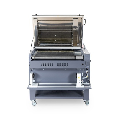 Máquina industrial cinzenta para confeção com tampa transparente