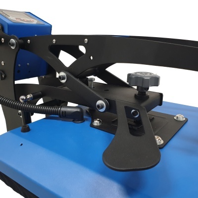 Peça de equipamento metálico e plástico azul e preto com parafusos e alavanca