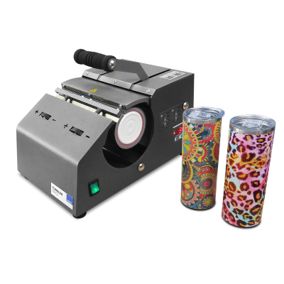 Máquina seladora térmica preta com duas embalagens térmicas coloridas ao lado