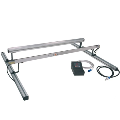 Estrutura metálica prateada com controlador digital e cabos