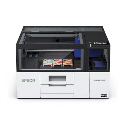 Impressora Epson SureColor V1060 branca e preta com tampa transparente e cartões coloridos no interior