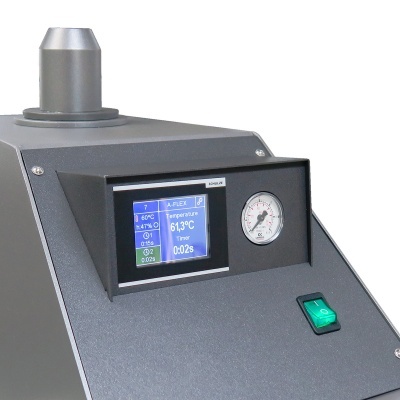 máquina industrial cinzenta com ecrã digital, manómetro e botão verde