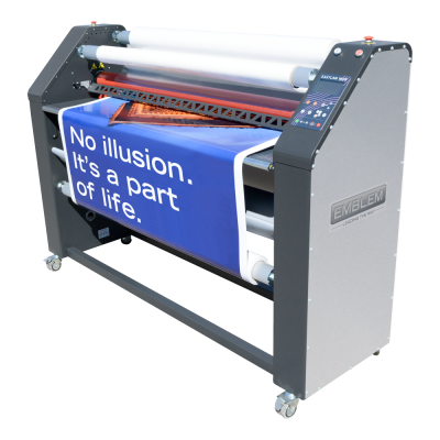 Máquina de impressão grande formato com cartão azul a imprimir