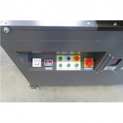 Painel de controlo de máquina industrial com botões coloridos e mostradores