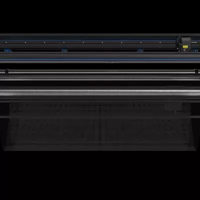 Impressora de grande formato preta com painel digital e rodas.