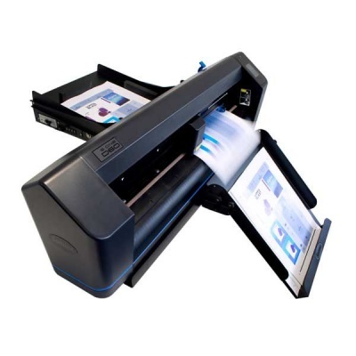 Impressora de grande formato preta a imprimir folha colorida com painel aberto