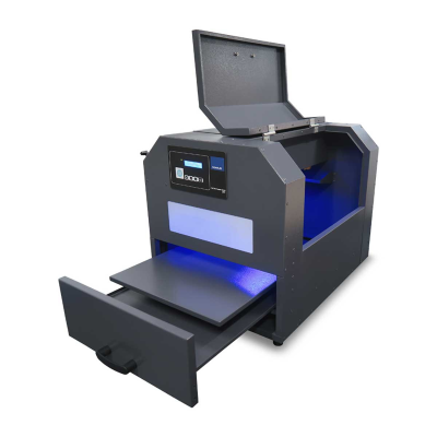 Máquina industrial preta com visor digital e gavetas abertas com luz azul.