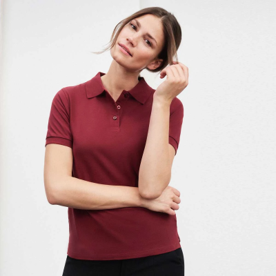 Mulher de camiseta polo bordô de manga curta com fundo branco