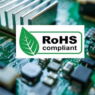 Placa eletrónica verde com etiqueta RoHS compliant e dissipador de calor prateado