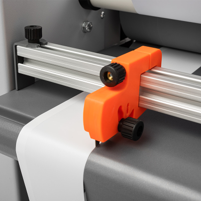 Ferramenta de corte a cortar papel branco numa superfície cinza