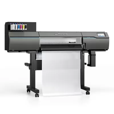 Impressora Roland de grande formato cinza e preta a imprimir em folha branca