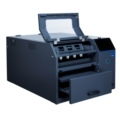 Impressora industrial cinzenta com tampa transparente aberta e painel digital