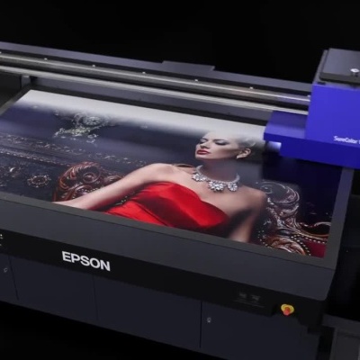 Impressora Epson SureColor V7000 a imprimir imagem colorida com textos destacando produtividade e confiabilidade