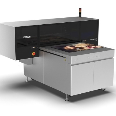Impressora industrial Epson SureColor V4000 cinza com painel negro e impressão colorida sobre superfície plana