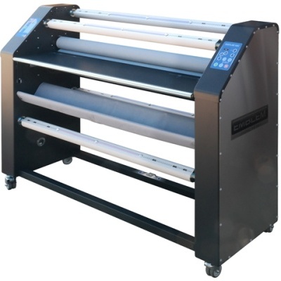 Impressora de grande formato preta com rolos de papel e painel digital