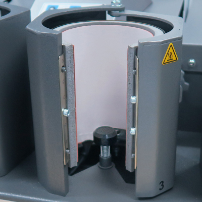 Suporte metálico cinzento para copo com isolamento e placa de espuma preta