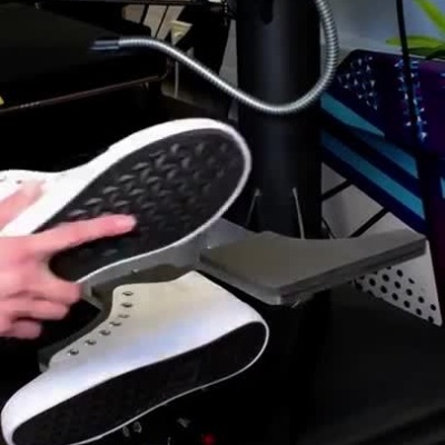 Máquina de impressão com base metálica e sapatilhas brancas para personalizar