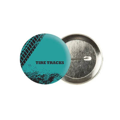 Botão redondo azul com padrão de marcas de pneus e texto 'TIRE TRACKS'