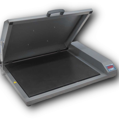 Máquina de laminação cinza aberta com placa preta e painel digital