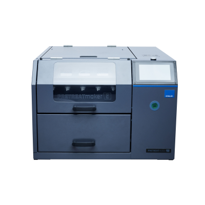 Impressora 3D industrial preta com visor digital e janela translúcida