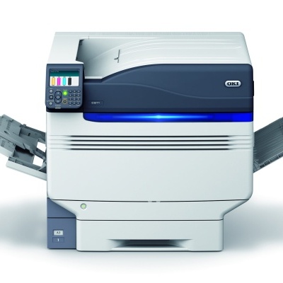 Impressora OKI C911 cinza com visor LCD e bandejas abertas